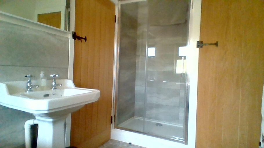 Bathroom 4, Lovely 1-bed Lodge in Drybrook, Gloucestershire