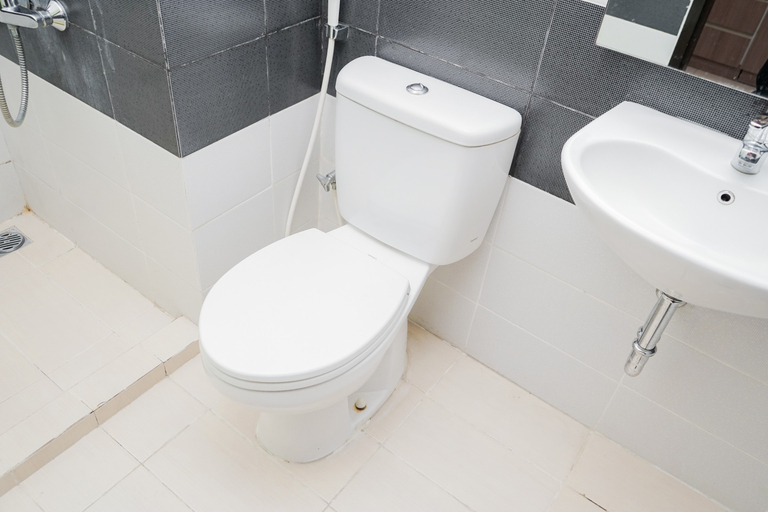 Bathroom 5, Comfortable Studio Apartment at Scientia Residence By Travelio, Tangerang