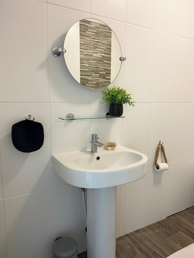 Bathroom 4, Spacious 2BD Flat With Stunning Views Folkestone, Kent