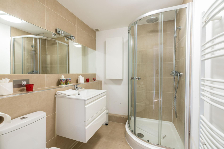 Bathroom, Super 1BD Garden Flat Islington London, London