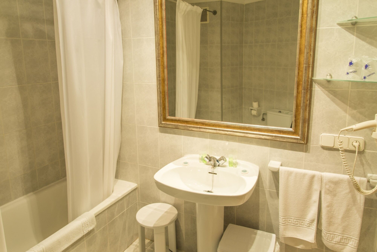 Bathroom 5, Jaime I Hotel Peñiscola, Castellón