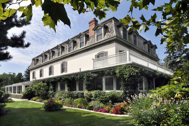 Exterior & Views 2, Oban Inn, Lake Ontario