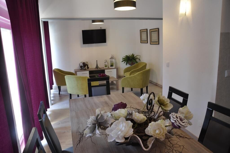Others 5, Hostel Paris, Marinha Grande