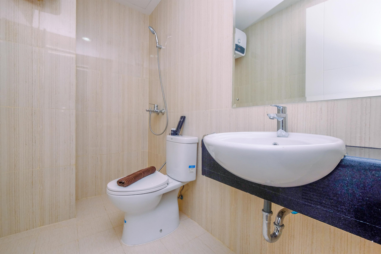 Bathroom 5, Cozy Studio at Sentul Tower Apartment By Travelio, Bogor