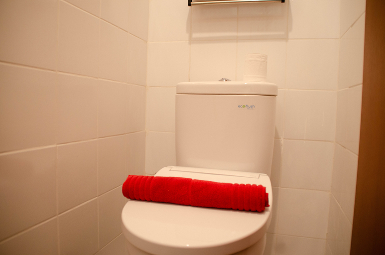 Bathroom 4, Cozy and Warm Studio Apartment at Eco Home Residence By Travelio, Tangerang