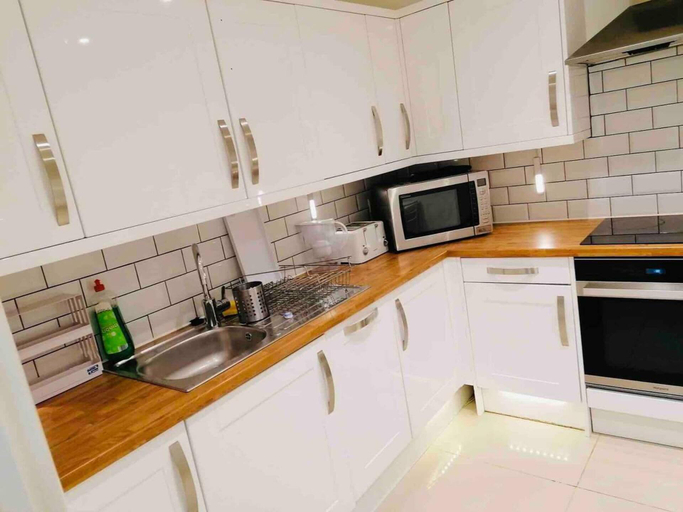 Others 4, Lovely and Spacious House in South London, London