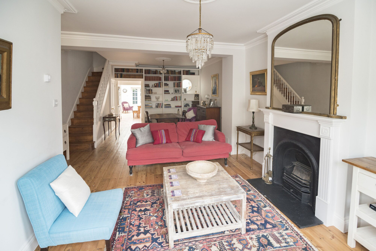 Others 5, Traditional Home in Kew Gardens, London