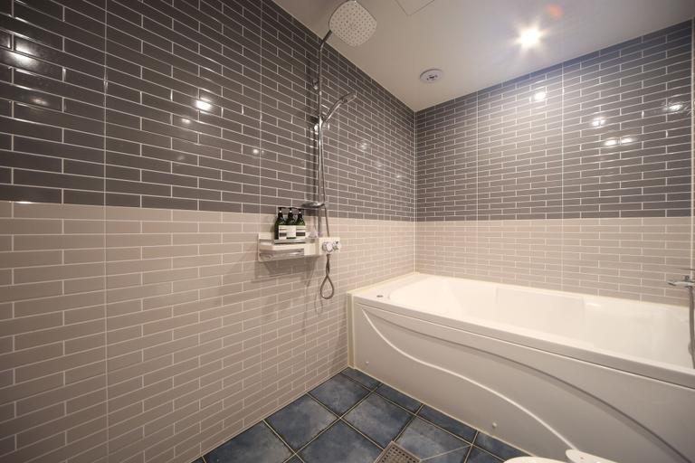 Bathroom 3, Dinos Hotel, Masan