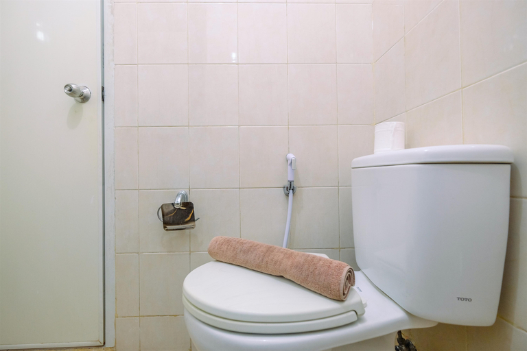 Bathroom 5, Good Choice for 2BR at Sudirman Park Apartment By Travelio, Jakarta Pusat