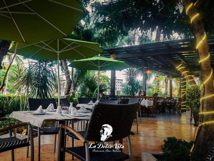 Food & Drinks 4, Condo 3.14, Compostela