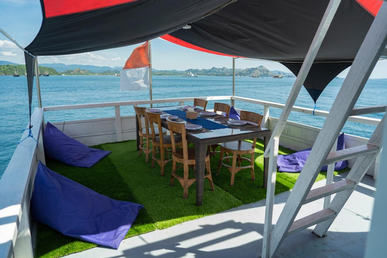 Public Area 3, AraVista Liveaboard, West Manggarai