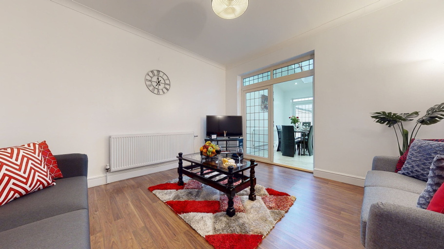Food & Drinks, Charming 5-bed House in Romford, London