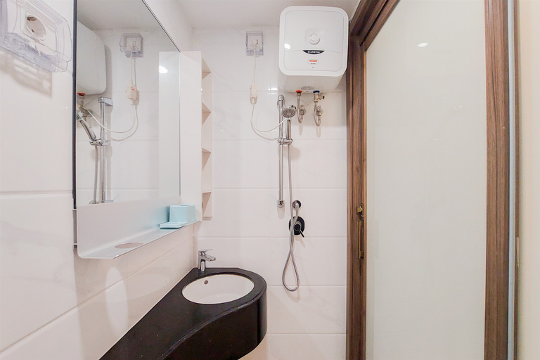 Bathroom 2, Simply Look and Restful Studio Sky House BSD Apartment By Travelio, South Tangerang