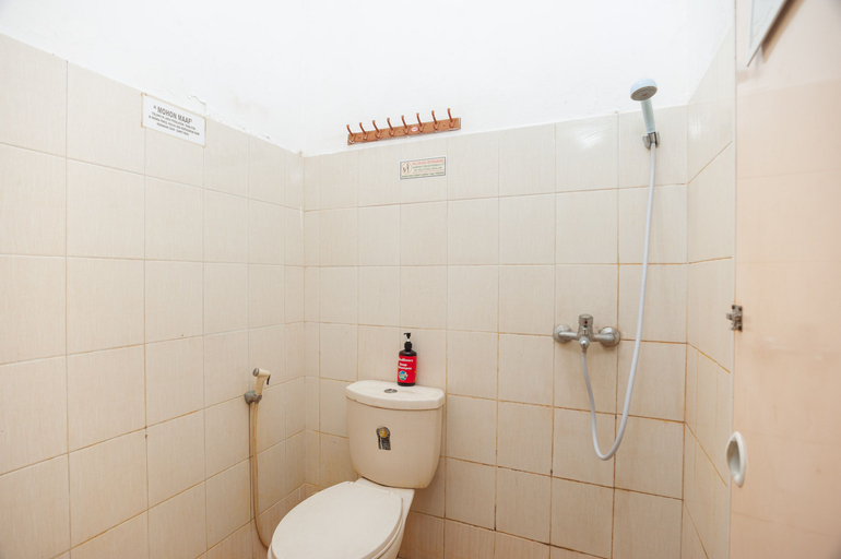 Bathroom 3, RedDoorz Syariah near Grand Galaxy Park, Bekasi