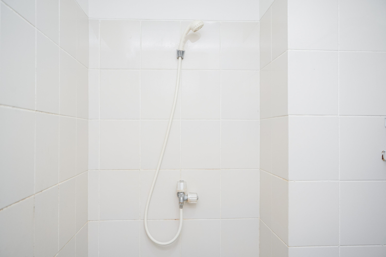 Bathroom 5, Best Price 1BR at Akasa Apartment By Travelio, Tangerang Selatan