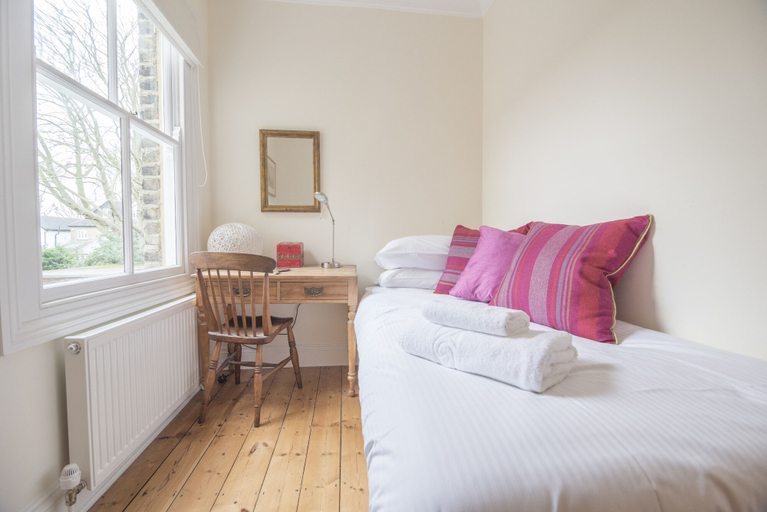 Bedroom 3, Traditional Home in Kew Gardens, London