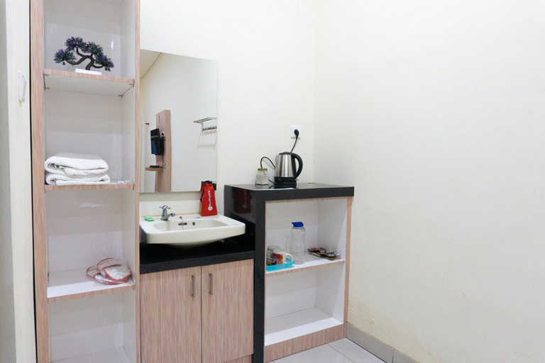 Bathroom 3, RedDoorz Syariah near Sultan Muhammad Kaharuddin Airport, Sumbawa