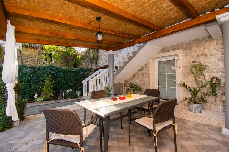 Others 5, Apartment Kameni Dvori, Nin