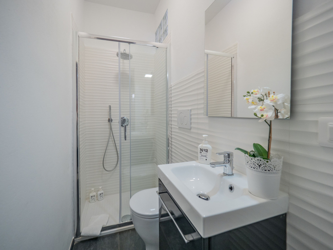 Bathroom 4, Recanissu Apartment with Balcony & AC, La Spezia