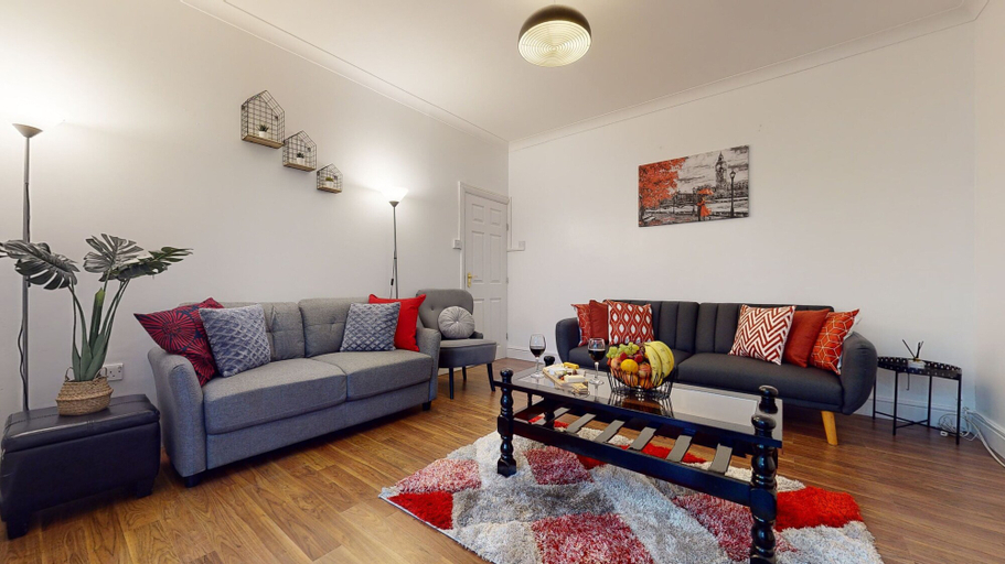 Others 4, Charming 5-bed House in Romford, London