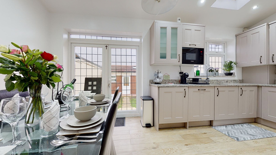 Others 5, Charming 5-bed House in Romford, London