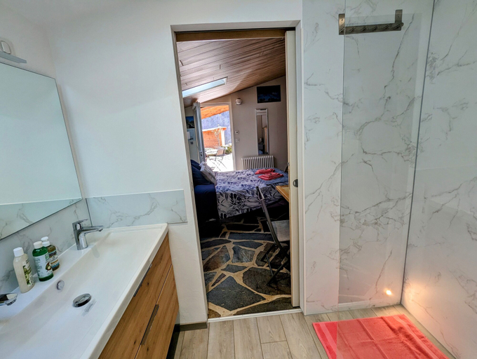 Bathroom 5, Le Lepadou Bas, Aveyron