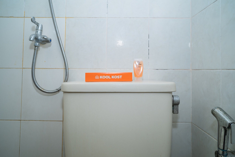 Bathroom 3, KoolKost near Golden Truly Mall, Jakarta Pusat