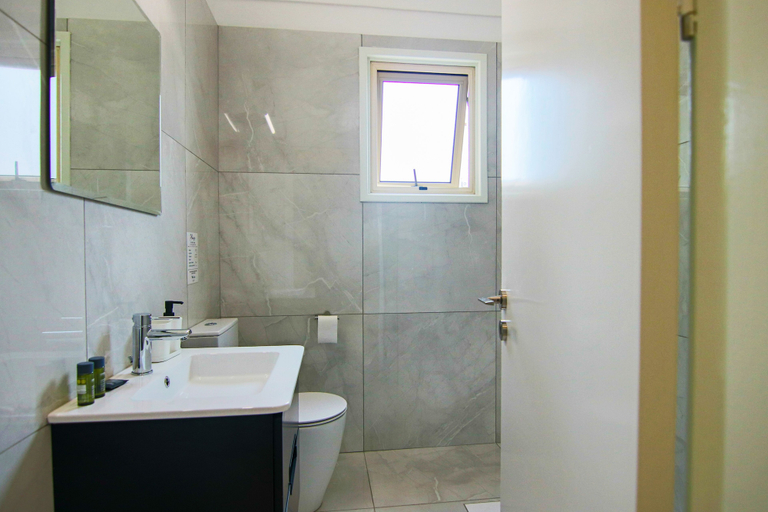 Bathroom, Phaedrus Living: City View Luxury Iras Flat 102