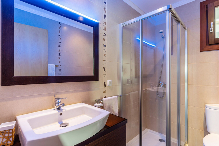 Bathroom, Villa Dinis, Calheta