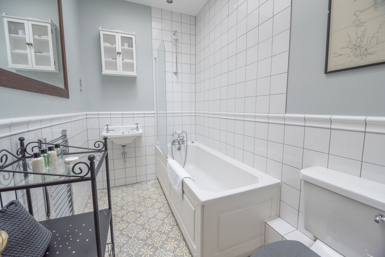 Bathroom 4, Traditional Home in Kew Gardens, London