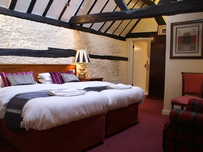 Bedroom 5, The Saracens Head, Buckinghamshire