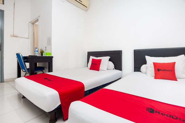 Bedroom 4, RedDoorz Syariah near Grand Galaxy Park, Bekasi