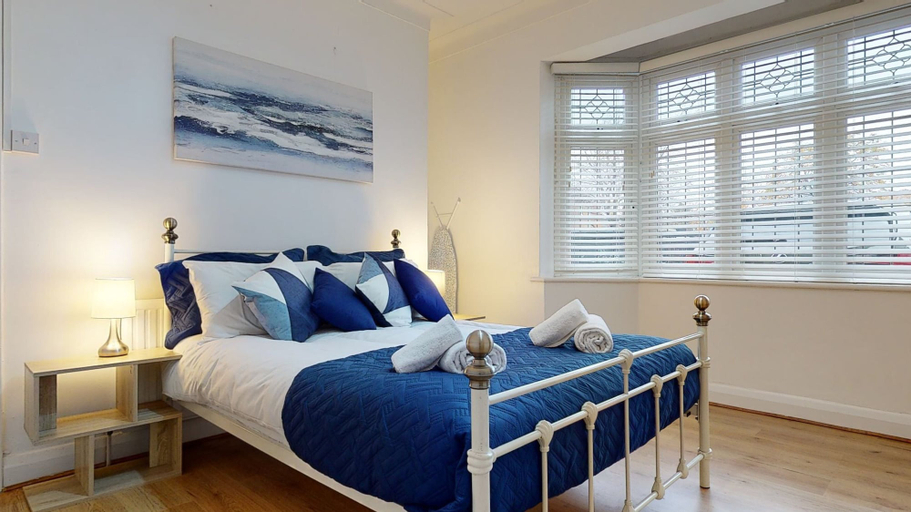 Bedroom 2, Charming 5-bed House in Romford, London