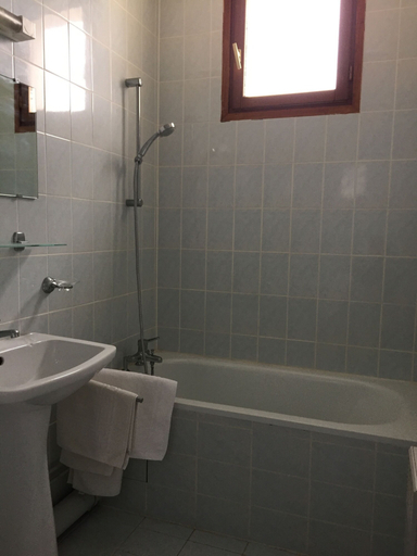Bathroom 5, Hotel De La Mare, Oise