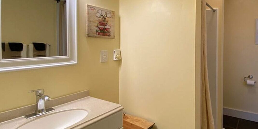 Bathroom 3, College Inn Bed and Breakfast, Grant