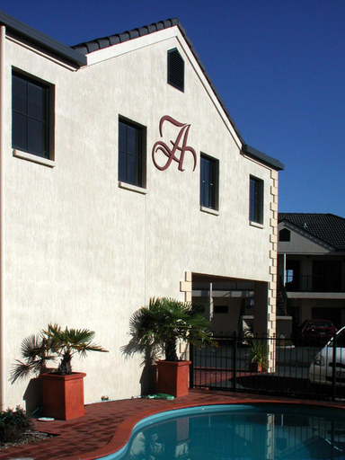 Sport & Beauty 2, Anglesea Motel, Hamilton