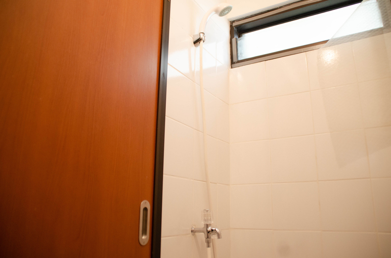 Bathroom 5, Cozy and Warm Studio Apartment at Eco Home Residence By Travelio, Tangerang