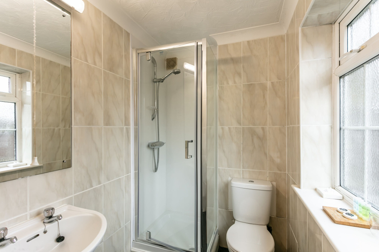 Bathroom 4, Roydon Marina Village Hotel, Hertfordshire