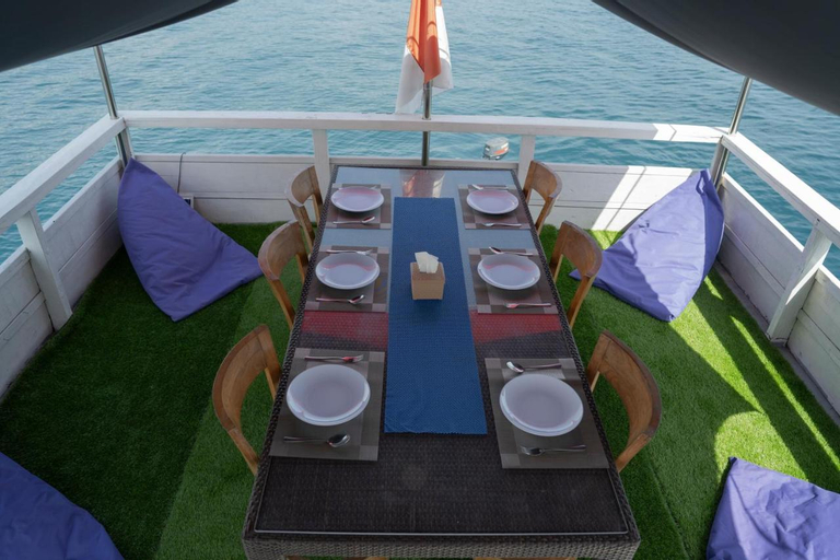 Public Area 2, AraVista Liveaboard, West Manggarai