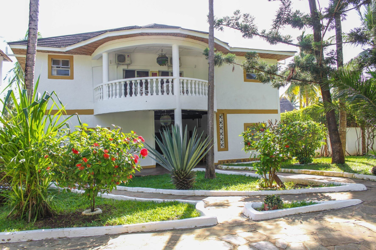 Exterior & Views, 5-bedroom Villa - 3 Mins Walk To The Beach, Msambweni