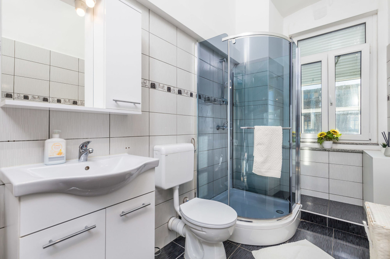 Bathroom 3, Apartments Molo Longo, Rijeka