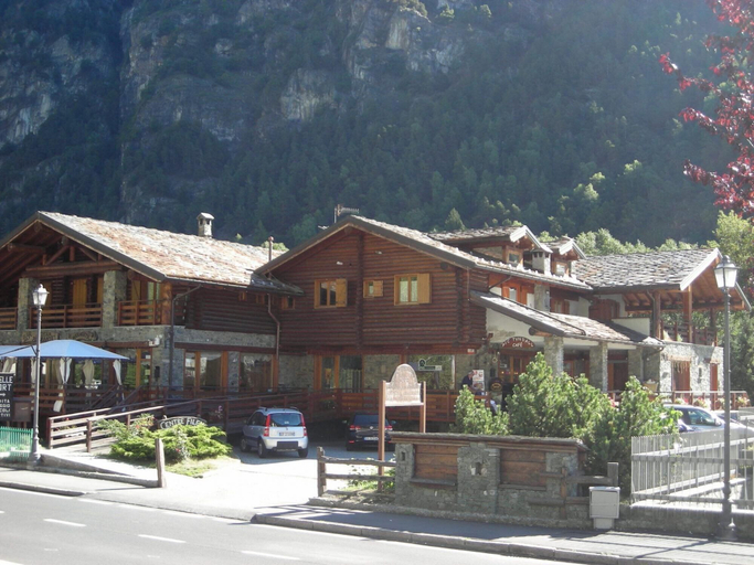 Exterior & Views