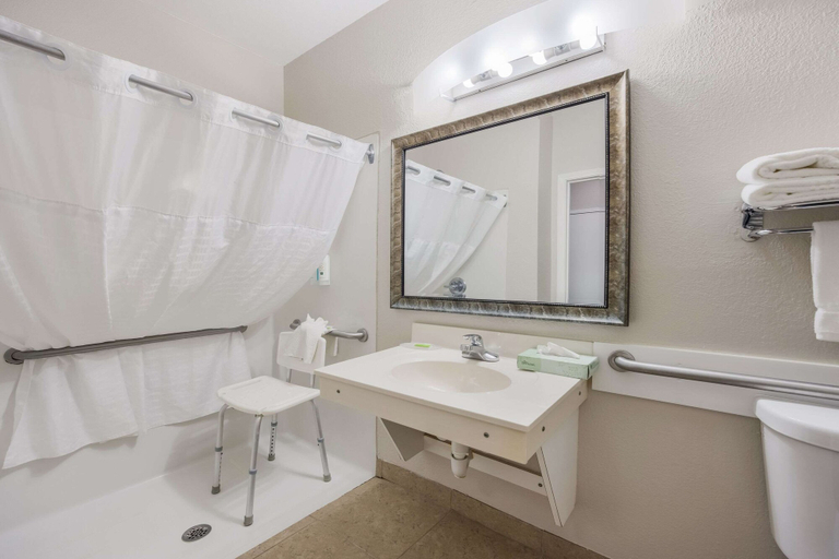 Bathroom 5, Quality Inn Moultrie, Colquitt