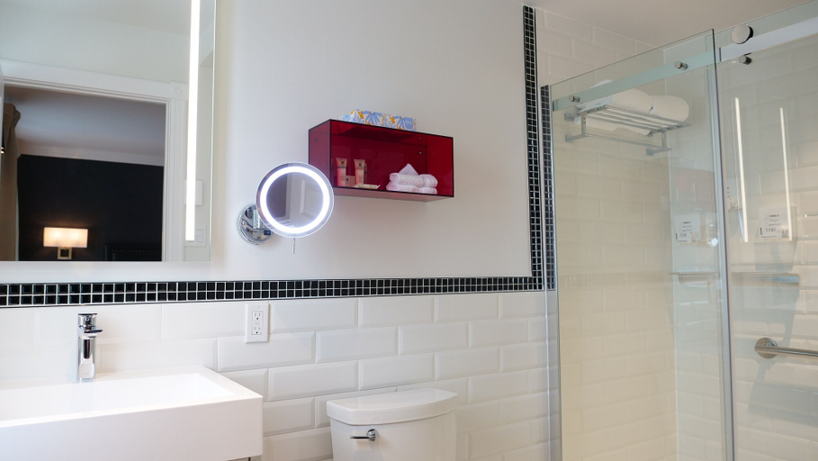 Bathroom 5, Hotel Bonaparte, Montréal