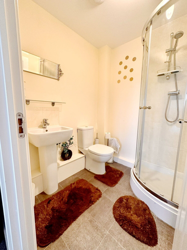 Bathroom 2, Luxury 2bed Apartment in Wolverhampton, Wolverhampton