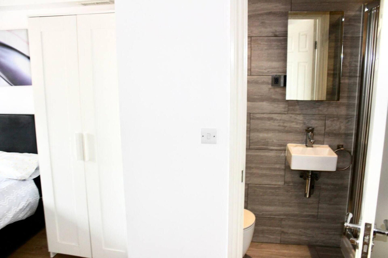 Others 5, Lovely and Spacious House in South London, London