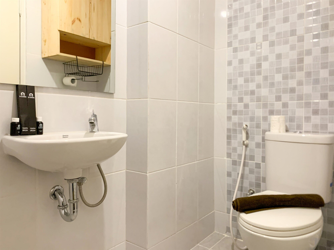 Bathroom 5, Minimalist Studio Room at Tokyo Riverside PIK 2 Apartment By Travelio, Tangerang