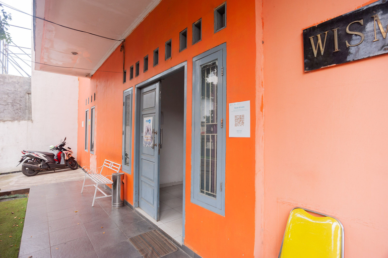 Exterior & Views 2, RedDoorz Syariah near Grand Galaxy Park, Bekasi