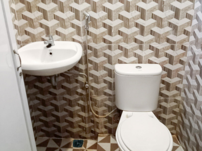 Bathroom 3, RedDoorz Syariah @ Harley Hotel Sabang, Sabang