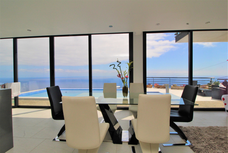 Food & Drinks, Plaza Villa with Private Pool, Calheta